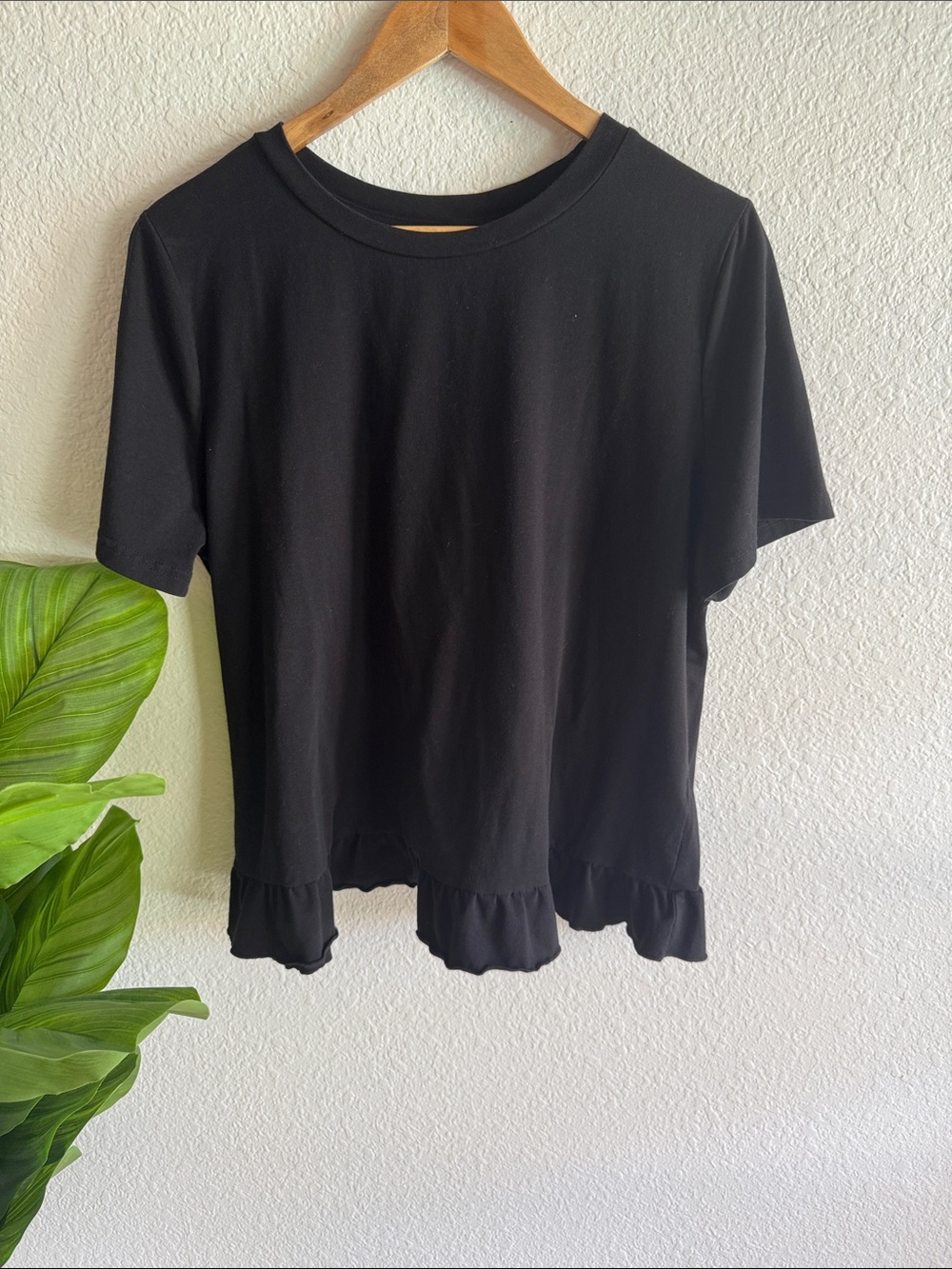 Women's Black Short Sleeve Ruffle-Hem Tee